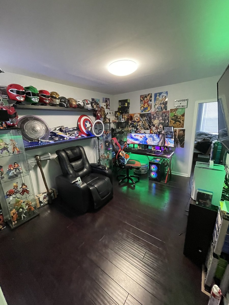 Troyboy0225's tweet photo. @BenjiDove69224 @Queenfreakinbee I’m waiting for them to actually make a blue ranger and black ranger helmet and a legit captain America head piece https://t.co/Gd6U9u4kZB