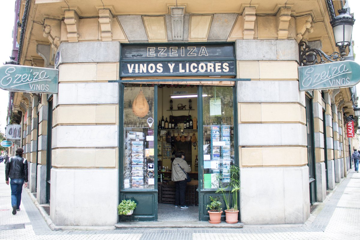 Vinos Ezeiza dispone de más de 350 tipos de vinos 🍷
Uno de ellos es La Loba, un vino de pequeña producción, unas 6.500 botellas, por el que apuesta este centenario establecimiento.
👉 Vinos Ezeiza son los únicos en venderlo en #Donostia.  
 🌍 Prim, 16
🔗 vinosezeiza.com