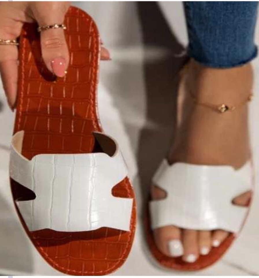 mwenyamulando's tweet photo. Hello Twitter, just here to do my routine advertising.
I started a small business where I sell slippers at order and retail prices . Going for k120 and Zara slippers at k130. Order price is k100 for 5 items and above .. CLEARANCE SALE ‼️‼️sizes 37-41 . https://t.co/oi7HEsuonV