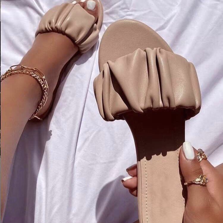 mwenyamulando's tweet photo. Hello Twitter, just here to do my routine advertising.
I started a small business where I sell slippers at order and retail prices . Going for k120 and Zara slippers at k130. Order price is k100 for 5 items and above .. CLEARANCE SALE ‼️‼️sizes 37-41 . https://t.co/oi7HEsuonV