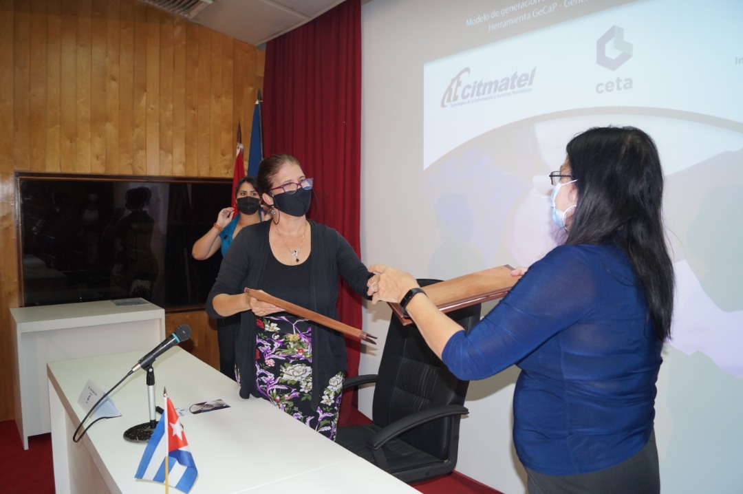 Con la firma de contrato de Transferencia Científico-Tecnológica entre #Citmatel y CETA-CUJAE se materializa uno de los principios de ciencia, tecnología e innovación de nuestro país: el vínculo Universidad-Empresa.🇨🇺
<a href="/DiazCanelB/">Miguel Díaz-Canel Bermúdez</a> 
<a href="/danae_otero/">Danae Pigueiras Otero</a> 
<a href="/beatrizcitmatel/">Beatriz Alonso</a> 
<a href="/CujaeRedSocial/">Universidad Tecnológica de La Habana</a>