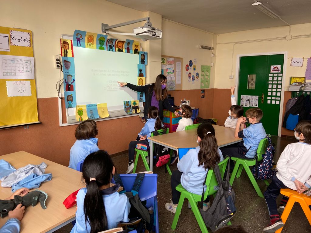 CE_SanFrancisco's tweet photo. A 3rEP hem rebut la visita de @FVICENTEFERRER perquè participem al projecte "Imagina l'Índia" un any més.
Com sabeu, és un projecte en què el nostre alumnat escriu relats inspirant-se en dibuixos fets per infants d'aquell país.

#escolaSanFrancisco #Primària #InspiremFuturs https://t.co/AlOGSFRkKr