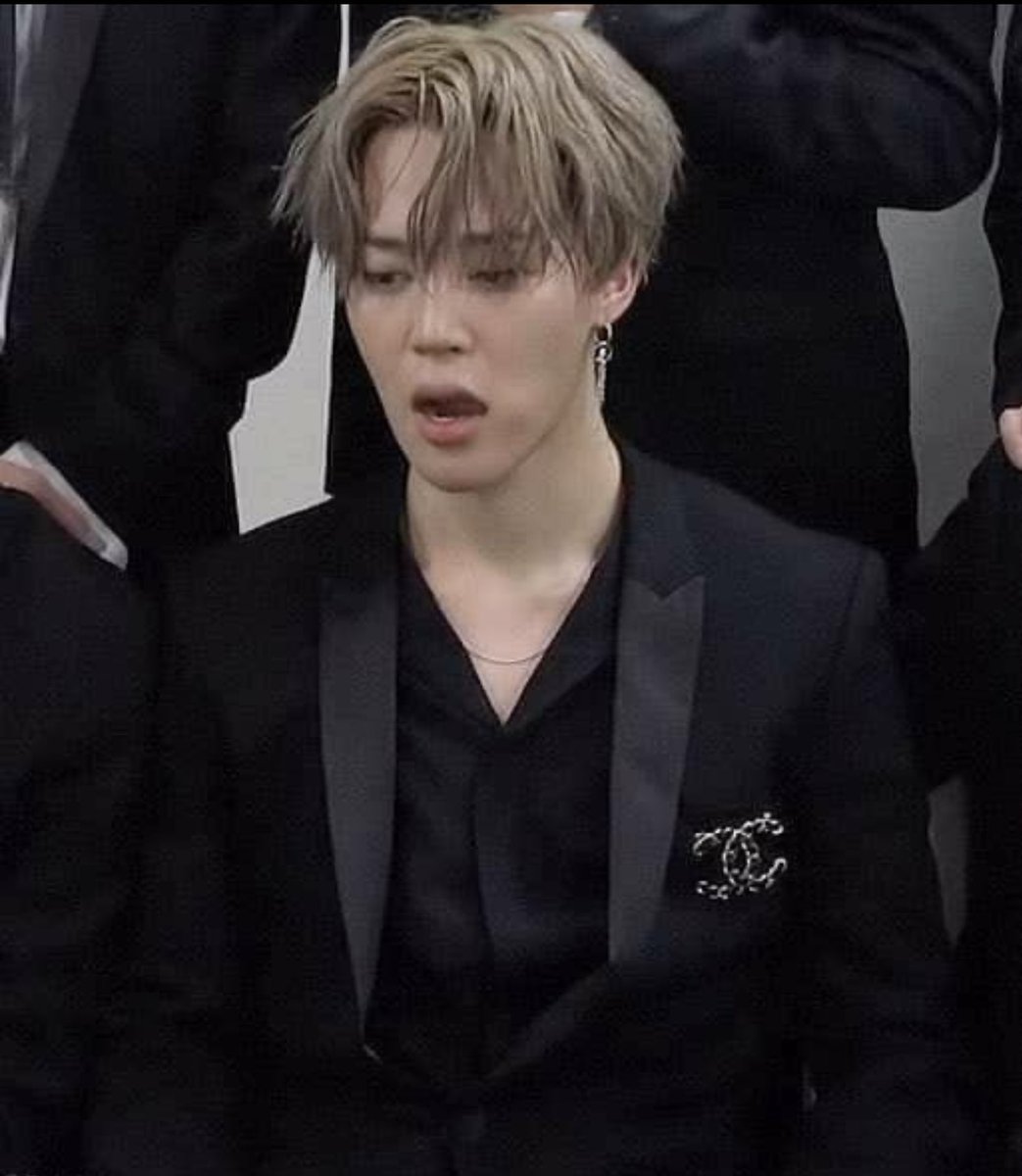 tiny_bts1's tweet photo. Jimin, but as you scroll he gets more and more tiny. His duality thread...! 😫🥰😍😭💜 #jimin #지민 #bts #tinyjimin #BTS #BTSARMY #army https://t.co/HnSCL0072R