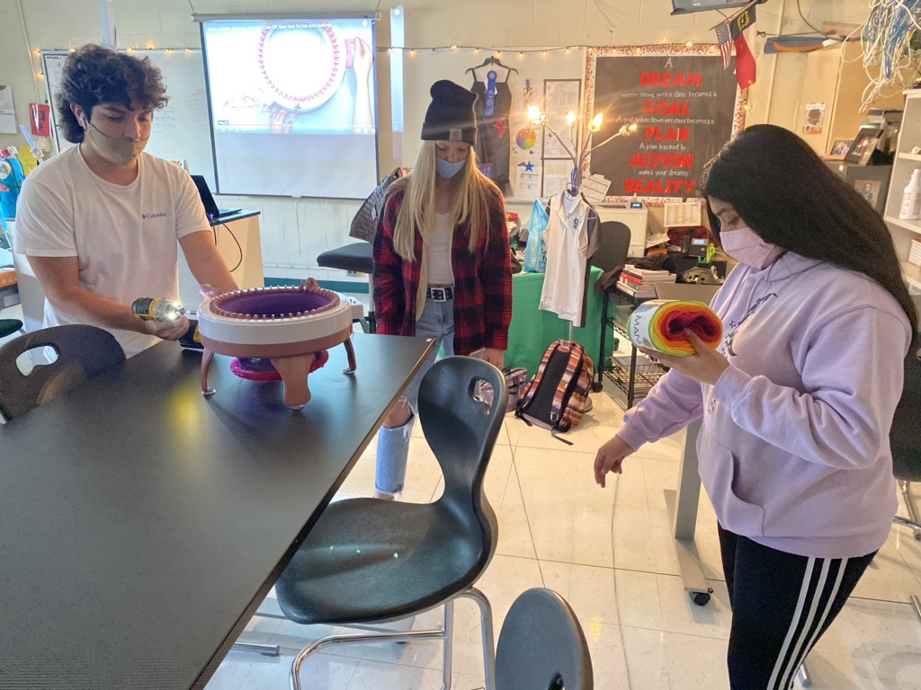 SJHSsherylsauls's tweet photo. My optional power lunch class was a success! #sentroknitting #knitting&amp;sewing @SJHSTrojans https://t.co/lQKmwu7MB1