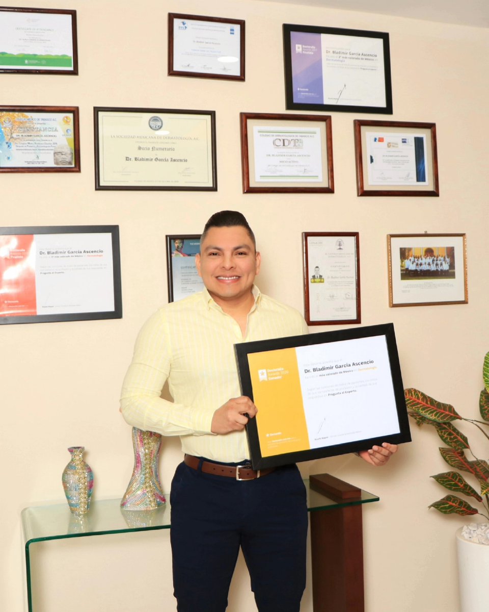 DacsDifusion's tweet photo. La Dra. Mirian Carolina Martínez López, Directora de la DACS, felicita al  Dr. Bladimir García Ascencio, orgullosamente egresado de la DACS-UJAT, por obtener el primer lugar como el Dermatólogo 𝙈𝙀𝙅𝙊𝙍 𝙑𝘼𝙇𝙊𝙍𝘼𝘿𝙊 de México en el @Doctoralia Awards 2020. 
#OrgulloDACS https://t.co/u7yIVK0IpU