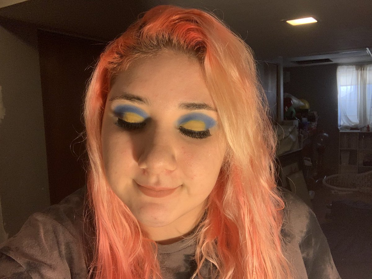 Bubbles from the powerpuff girls inspiration look💙💛 I think this is one of my favorite looks☺️ #powerpuffgirls #bubbles #bubblespowerpuffgirls #cartoon #art #beautiful #lashes #makeupartist #blue #yellow #yellowcutcrease #cutcrease #like #follow #follobackinstantly