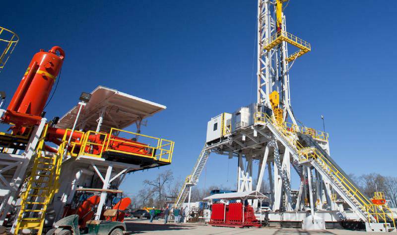 Буровая установка для добычи природного газа самая тяжелая. Буровая установка сша. Нефтяная буровая. Буровые вышки. Буровая установка сша.