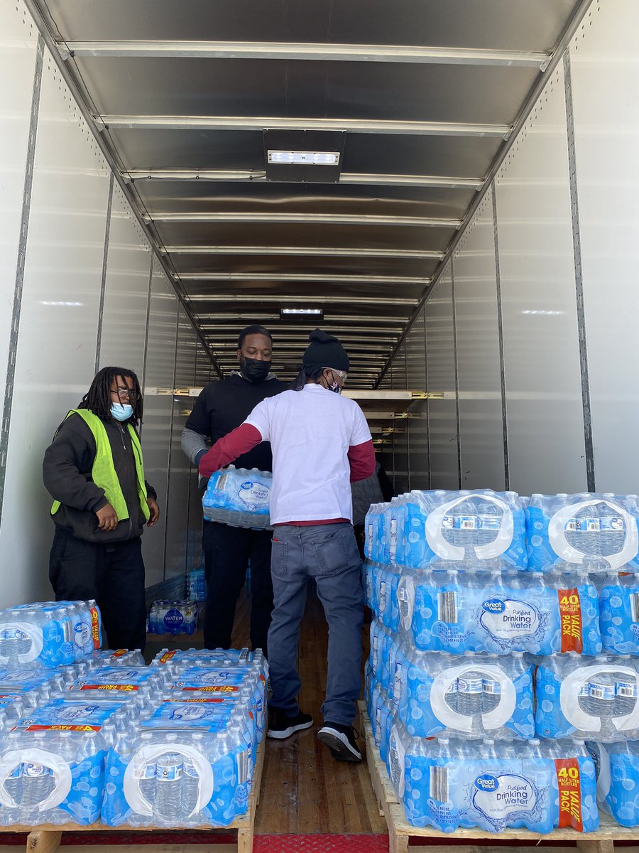 MSFoodNet's tweet photo. Thank you @OleMissSports! 333 cases -9,640 bottles of water delivered from Oxford to Jackson for those in need. #waterdrive16 #olemiss #hottytoddy #kllm #thankyoufans #packthetruck https://t.co/h1iF5ByGk8