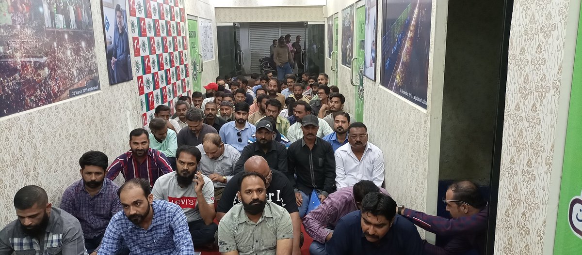 پاک سرزمین پارٹی کے ڈسٹرکٹ سینٹرل کے آفس میں چیئرمین PSP سید مصطفیٰ کمال نارتھ کراچی اور سرجانی ٹاؤن کے ذمہ دران سے گفتگو کر رہے ہیں، اس موقع پر صدر PSP انیس قائمخانی، نائب صدر نیک محمد، ڈسٹرکٹ سینٹرل کے صدر عبداللہ شیخ اوردیگر ذمہ دران بھی موجود ہیں
<a href="/KamalPSP/">Mustafa Kamal Fans</a>