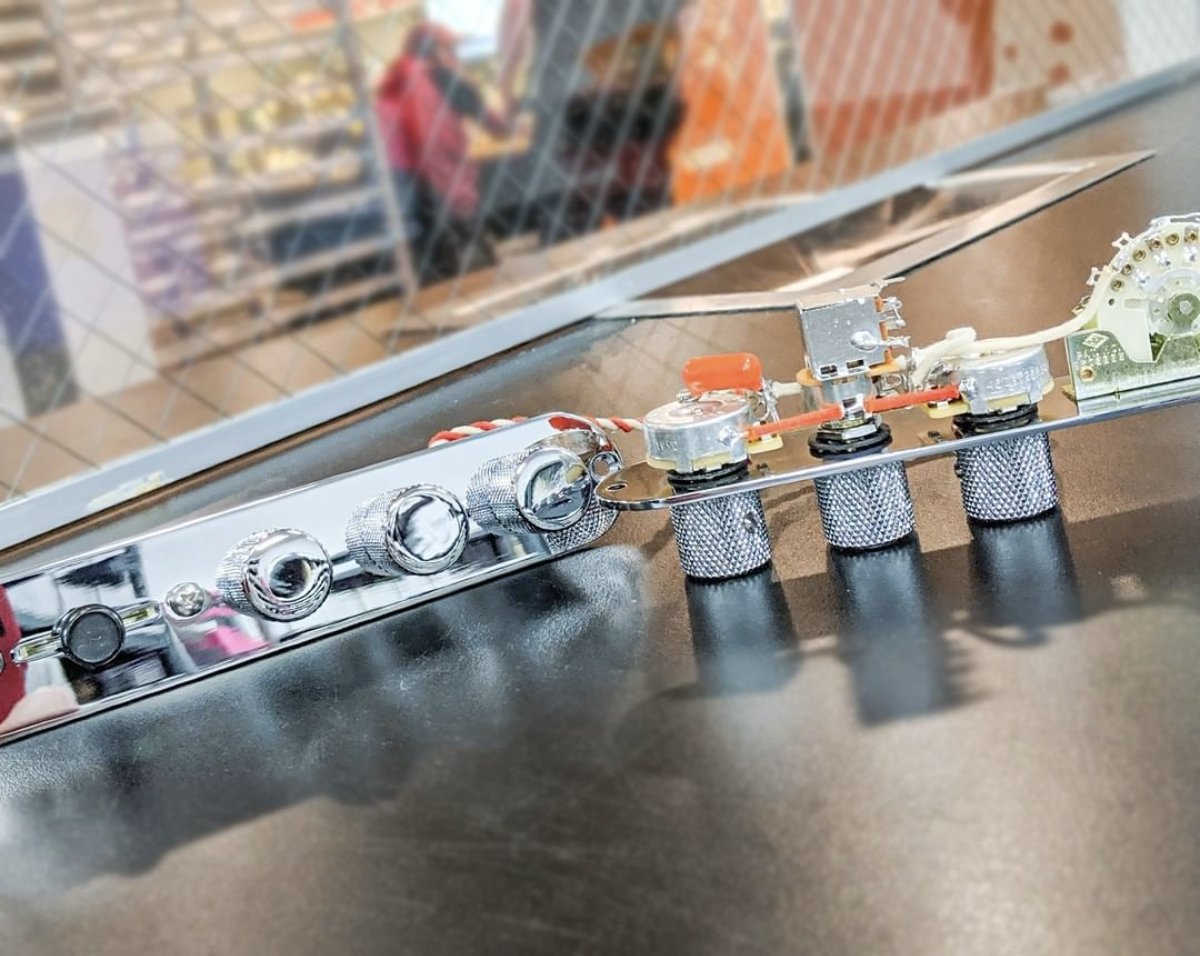 920DCustom's tweet photo. 3 knobs and a push/pull 💪 We love having a variety of tonal options at our fingertips.
#fender #gibson #gearybusey #920dcustom #guitartalk #gearpost #handmadeguitar #guitarnerd #toneheaven #guitargear #guitar #guitarlove #guitarcollector #ernieball #guitarbuilding #guitartech https://t.co/Z9PZmeOOrg