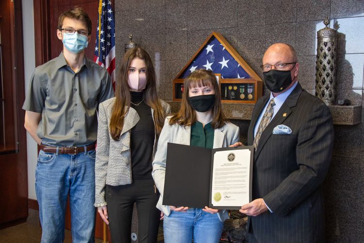 JHSdebate_4n6's tweet photo. Senior members of the Debate and Forensics team met with Mayor Copenhaver today where he issued a proclamation honoring Speech and Debate Education Day. #nationalspeechanddebateday #caneotr #canedebate #caneforensics @CityofJonesboro https://t.co/EC3pEWjz18