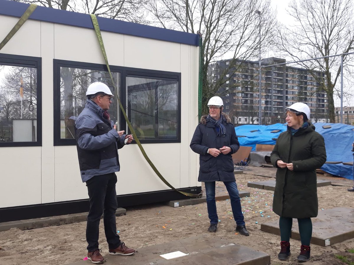 SocialeMoestuin's tweet photo. het staat er nu echt!! Een nieuw Moestuinhuis.
Een groot woord van dank aan:
De kringloopwinkel sliedrecht
JanSnel, vimotec en alle vrijwilligers
#socialemoestuin #moestuinhuis #kringloopwinkelsliedrecht #samendemoestuin #Jansnel #vrijwilligers https://t.co/JjdmpksjP1