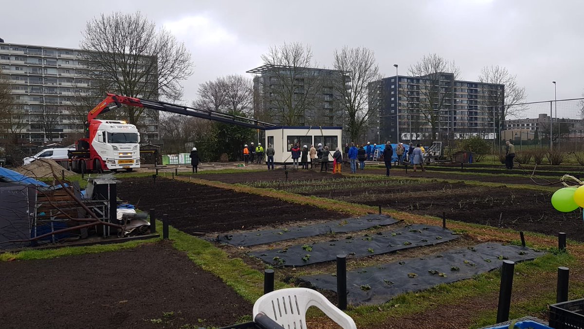 SocialeMoestuin's tweet photo. het staat er nu echt!! Een nieuw Moestuinhuis.
Een groot woord van dank aan:
De kringloopwinkel sliedrecht
JanSnel, vimotec en alle vrijwilligers
#socialemoestuin #moestuinhuis #kringloopwinkelsliedrecht #samendemoestuin #Jansnel #vrijwilligers https://t.co/JjdmpksjP1