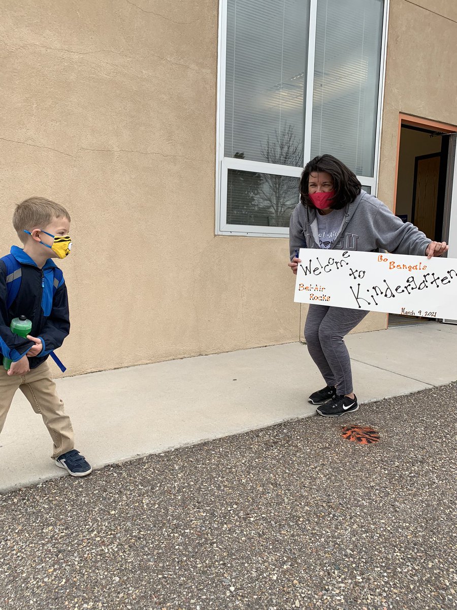 BelAir_LZ4's tweet image. 363 days since many of these littles were last on campus. We are full of happy hearts and hand sanitizer. #BelAirBengals #PAWSitivelyAwesome #SecondFirstDay @chris_zone4 @APSLZ4 @ABQschools