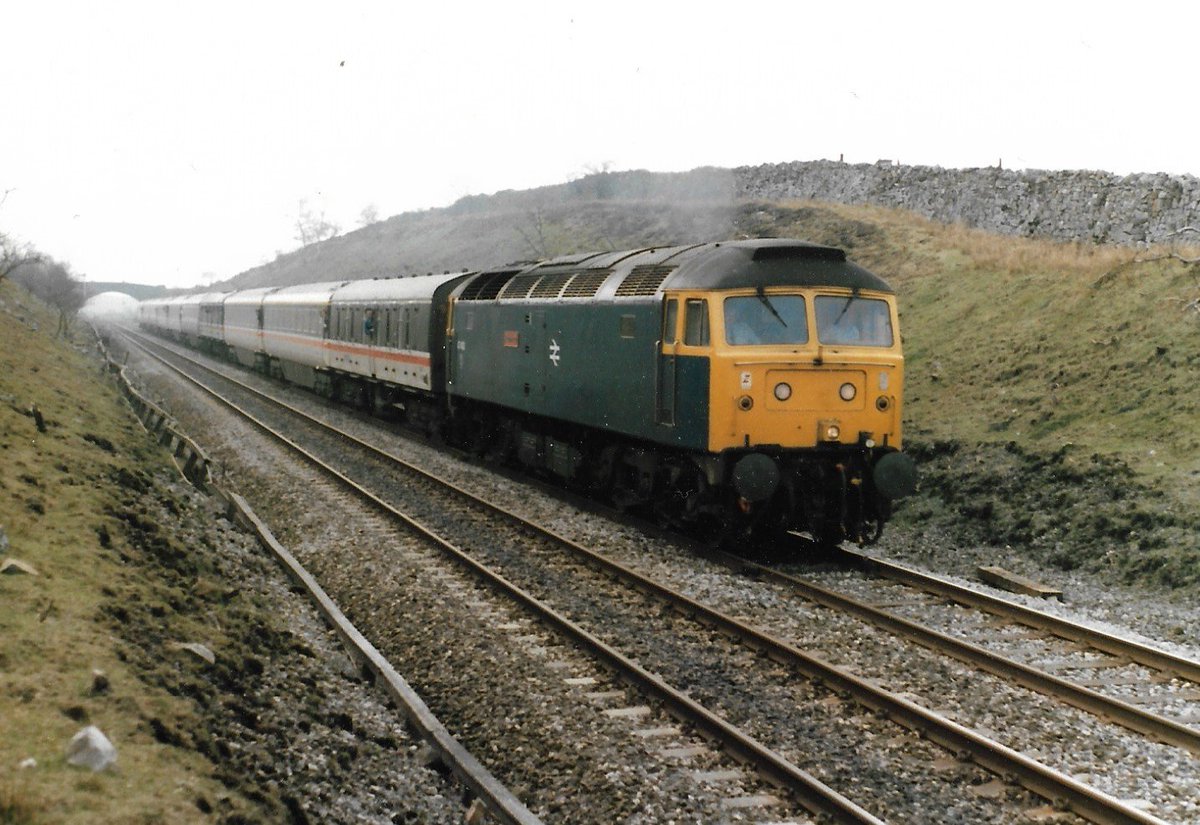 Diverted from the WCML, 1S64 Euston-Glasgow service heads north on the Settle-Carlisle route at Blea Moor 3/5/86. British Rail Blue Class 47 diesel loco 47480 'Robin Hood' provides the power. #BritishRail #SettleCarlisle #Class47 #trainspotting #BRBlue #diesels 🤓