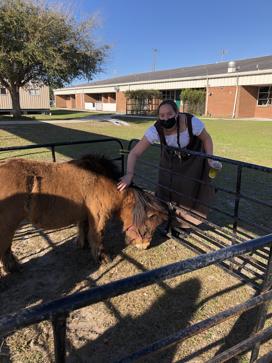 bunnellffa's tweet photo. Come see our members, Itty Bitty and Bailey @fpchs Drive Thru event tonight! #bunnellsrffa #veterinaryassisting #fpcprogramofstudies #classroomtocareers #whyfpc @FPC_CTE @FlaglerCTE https://t.co/wSUpxS7oVk