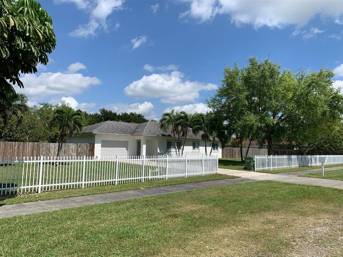 ADDvantage's tweet image. 3/2 home on large lot with numerous fruit trees and fenced backyard. #homestead #floridarealestate #homeforsale ow.ly/zdmX50DUmE5