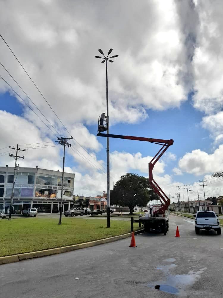SecretariaInfrM's tweet photo. #HOY09 #RUTA200 🚩 Gracias a la gestión de Nuestra Gobernadora @_LaAvanzadora @yelitzePSUV_ se realiza chequeo y mantenimiento de las luminarias LED ubicadas en la redoma de la Floresta de #Maturin en conjunto con el personal de Corpoelec.@NicolasMaduro @GobMonagas_ https://t.co/rUlAZSpl7K