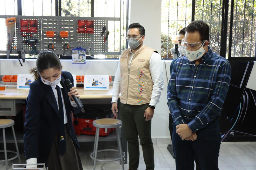 omarfayad's tweet photo. Junto a @NinfaSalinas recorrí el Maker Space del #PlantelAztecaHidalgo en #TepejiDelRío. Visitamos también las clases virtuales de robótica del nivel Secundaria y habilidades socio-emocionales en Bachillerato. https://t.co/z05vIrBhu6
