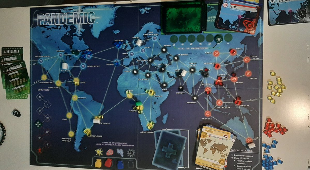 Partida de 2 al pandemic durante encierro por contacto. Nos puede el lore 💉😷 Un turno más y lo teníamos pero se nos acabó el mazo. Jo.