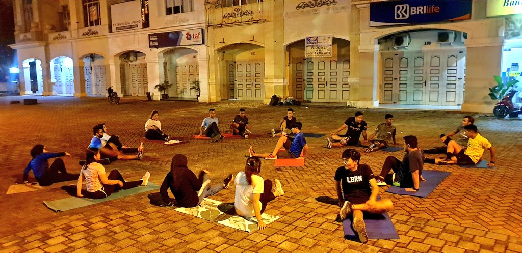 Tuesday Core Training! Thank you and stay healthy guys! 

#liburun #LBRN #larisajelah #liburunishome #nightrun #liburunmenyala #nevernotrunning #millesofmadness #StayYoungStayStrong