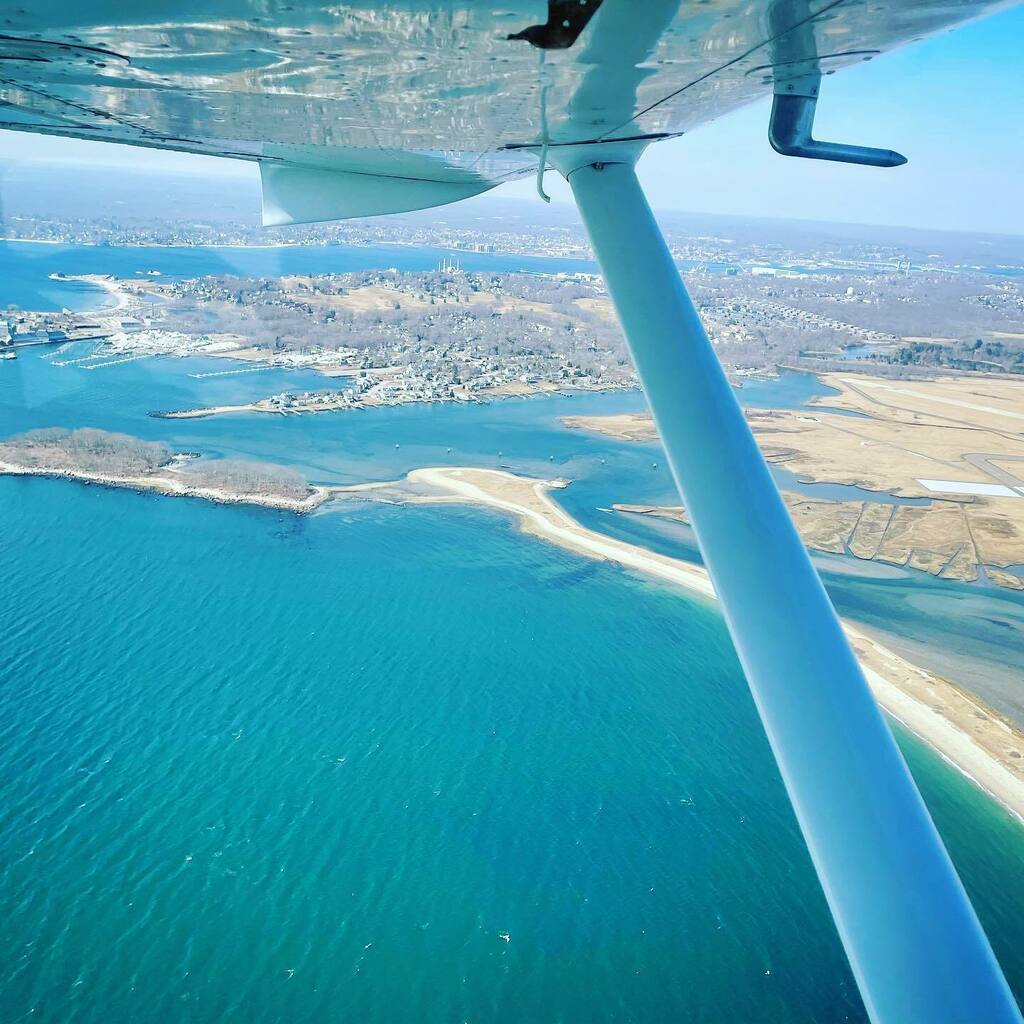 davidz25's tweet photo. Quonset ATIS said no pattern work was allowed for non-military aircraft so quick trip down the coast to do a couple of touch and go’s at Groton! #KGON #Groton #Connecticut #ThatCoolPilotShit #Cessna172 #KOQU #RhodeIsland #PilotLife #SWELife #AvGeek #Flyi… https://t.co/9emPx8Wkun https://t.co/bC2xSVuero