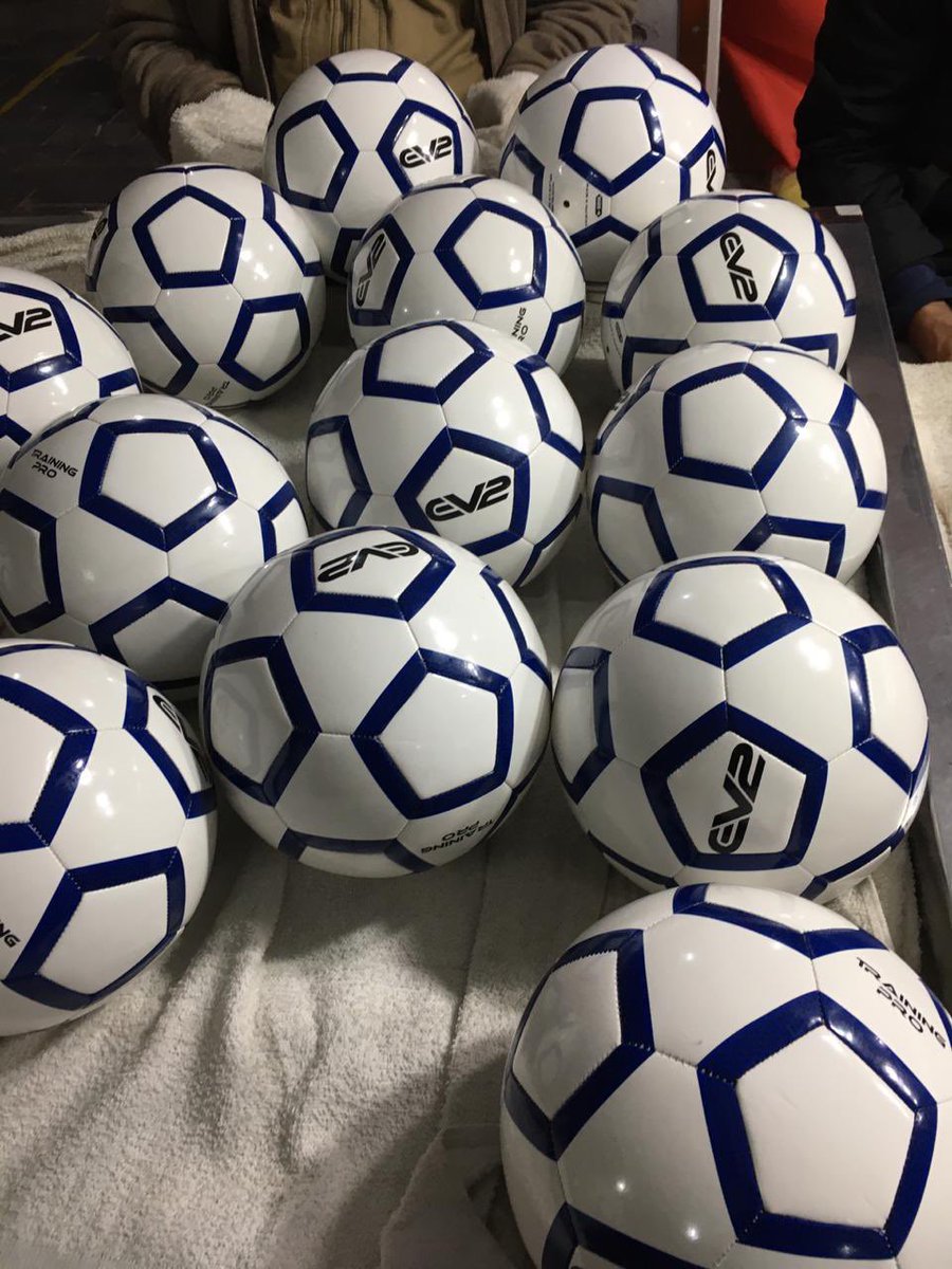 🚨🚨 FOLOW, RT and TAG five clubs to WIN 10 training/match balls! We will pick the WINNER Friday! 🚨🚨🚨🚨