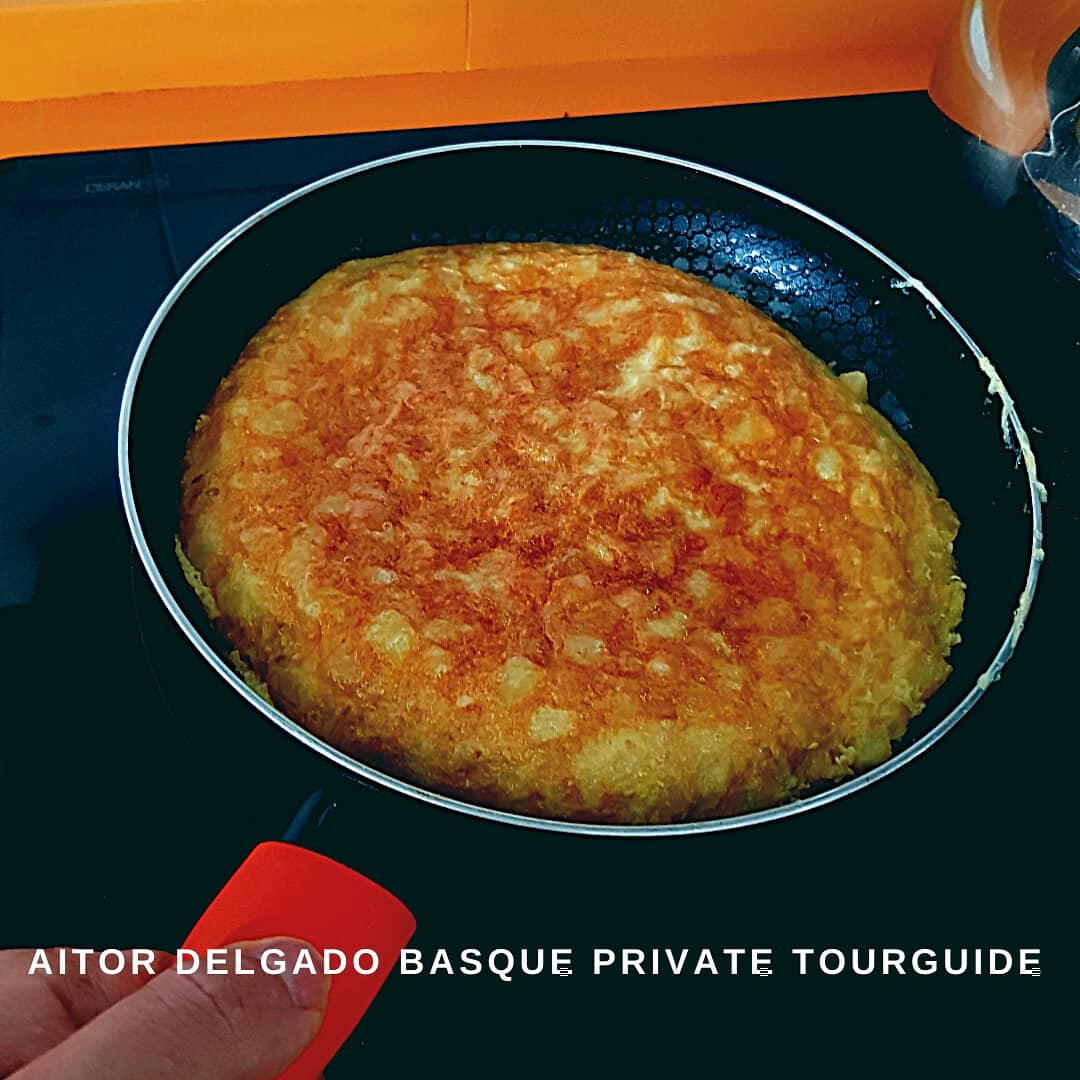 aitordelgadocom's tweet photo. Today it is the international #potatoomelette day. 
Very typical all over Spain, but its recipe (with a maximum of 4 ingredients ‼) changes from family to family, from region to region... that you can find in many #pintxo and #tapasbars
Feliz día de las #tortilladepatatas https://t.co/SvjYDqUs2b