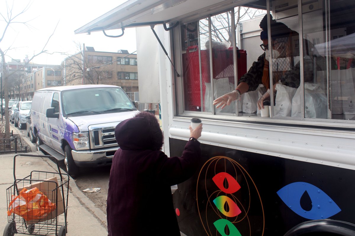 ProjectEATS's tweet photo. We're excited to have teamed up with @wideawakes_msk , @brooklynmuseum and @bicsmutualaid last Saturday for our pantry in Brownsville. It was great to give out some tasty soup and hot chocolate along with our veggies and pantry items. 

#mutualaid#brooklyn https://t.co/k3PL8TLxDd