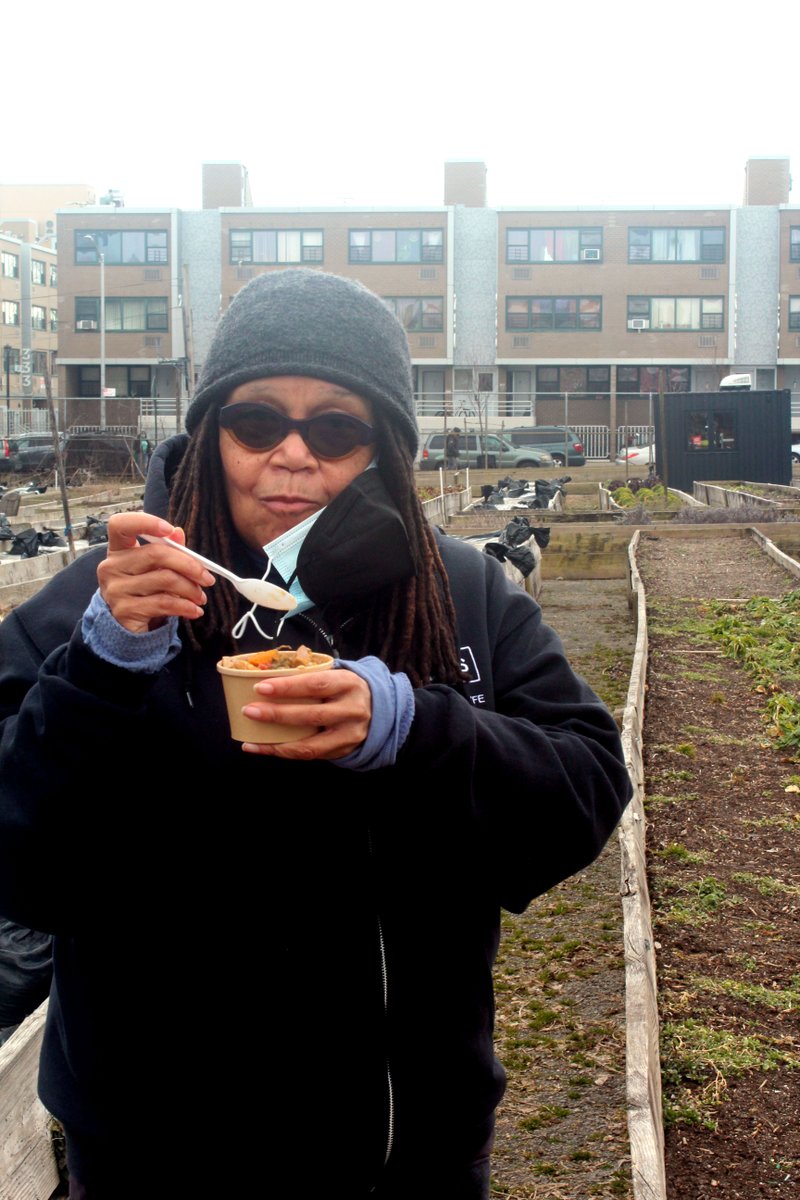 ProjectEATS's tweet photo. We're excited to have teamed up with @wideawakes_msk , @brooklynmuseum and @bicsmutualaid last Saturday for our pantry in Brownsville. It was great to give out some tasty soup and hot chocolate along with our veggies and pantry items. 

#mutualaid#brooklyn https://t.co/k3PL8TLxDd