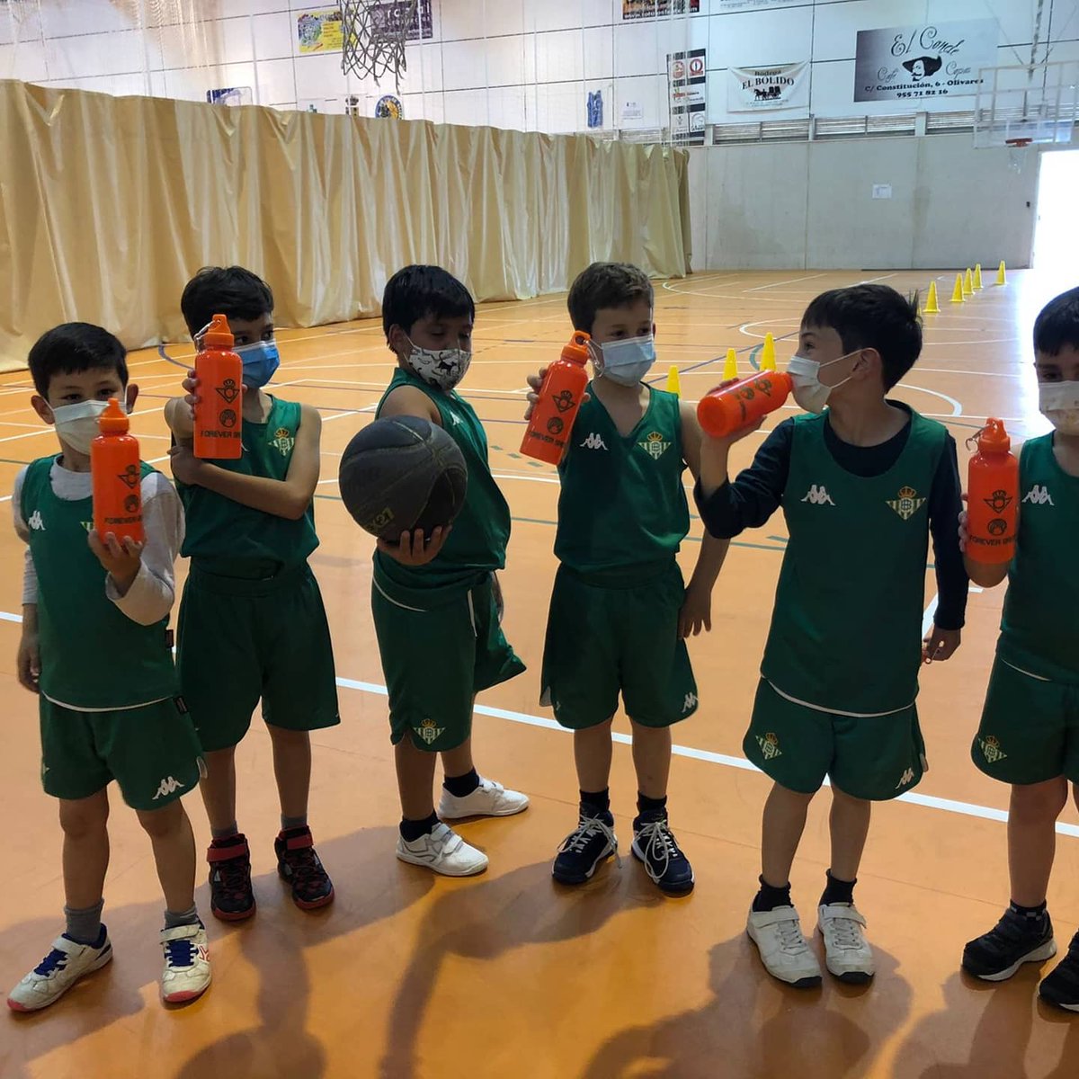 ESCUELA BETIS BALONCESTO OLIVARES 
 Entrega de  botellas de material reciclado y libre de BPA  (es un tóxico y contaminante para el cuerpo y el medio ambiente). Apostamos por #ForeverGreen. 
#BasketSOStenible
#Urbaser
#ForeverGreen 
<a href="/SevillaFaB/">FAB Sevilla</a>
<a href="/FAB_Andaluza/">Federación Andaluza de Baloncesto</a>
<a href="/RealBetisBasket/">Real Betis Baloncesto</a>