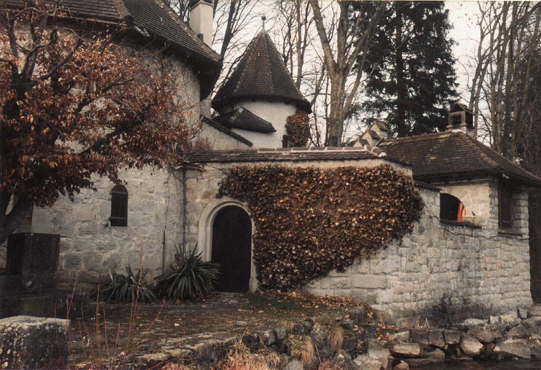 arisroussinos's tweet photo. Thinking about Jung teaching himself stonemasonry and building himself a castle on a lakeshore https://t.co/wdu2rEZWrH