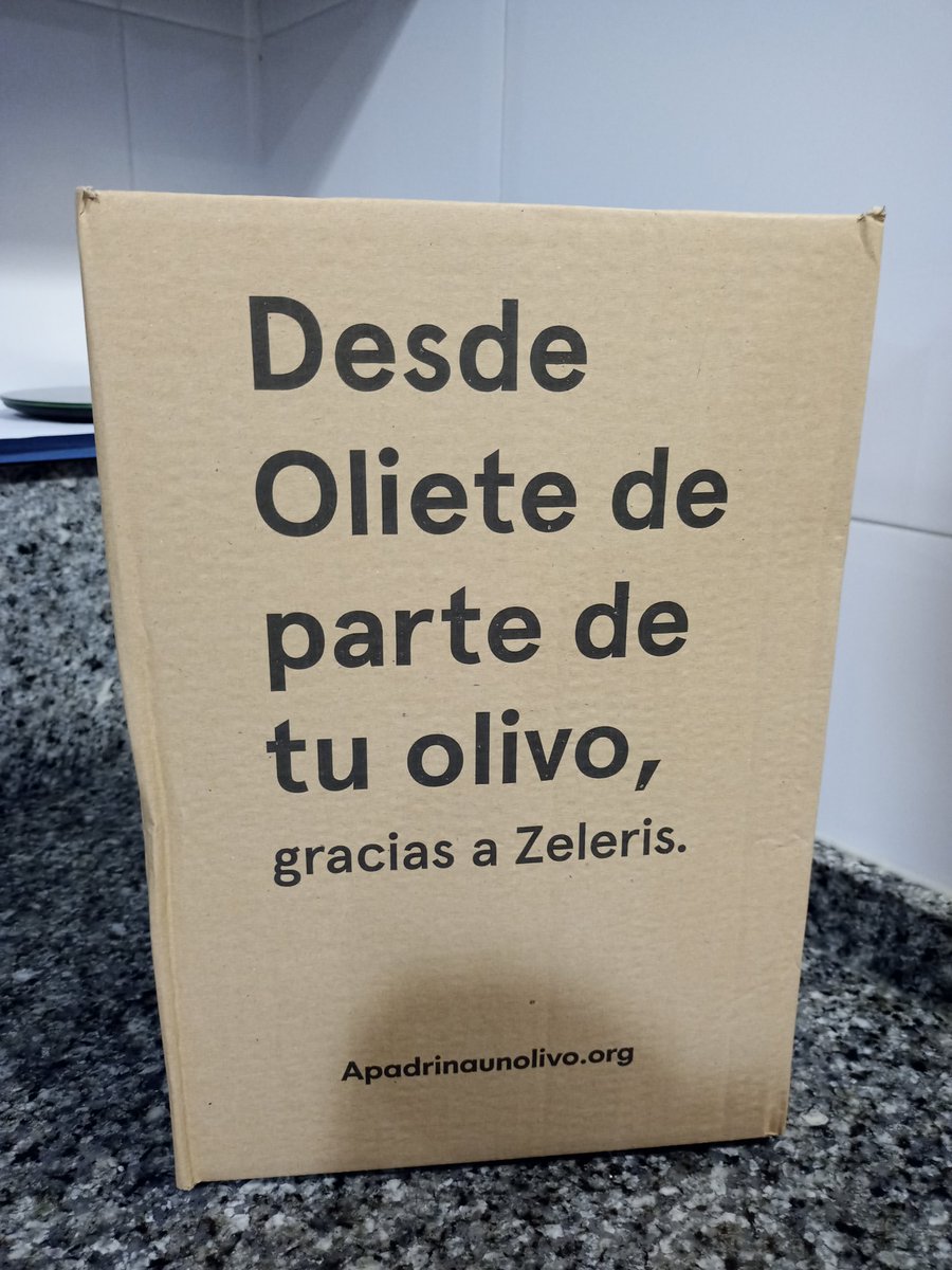 loischabier's tweet photo. L'aceite de #Borraz, la mía olivera d'Oliete, ya ye en casa. Gracias, @adoptaunolivo https://t.co/Frka51VG2x