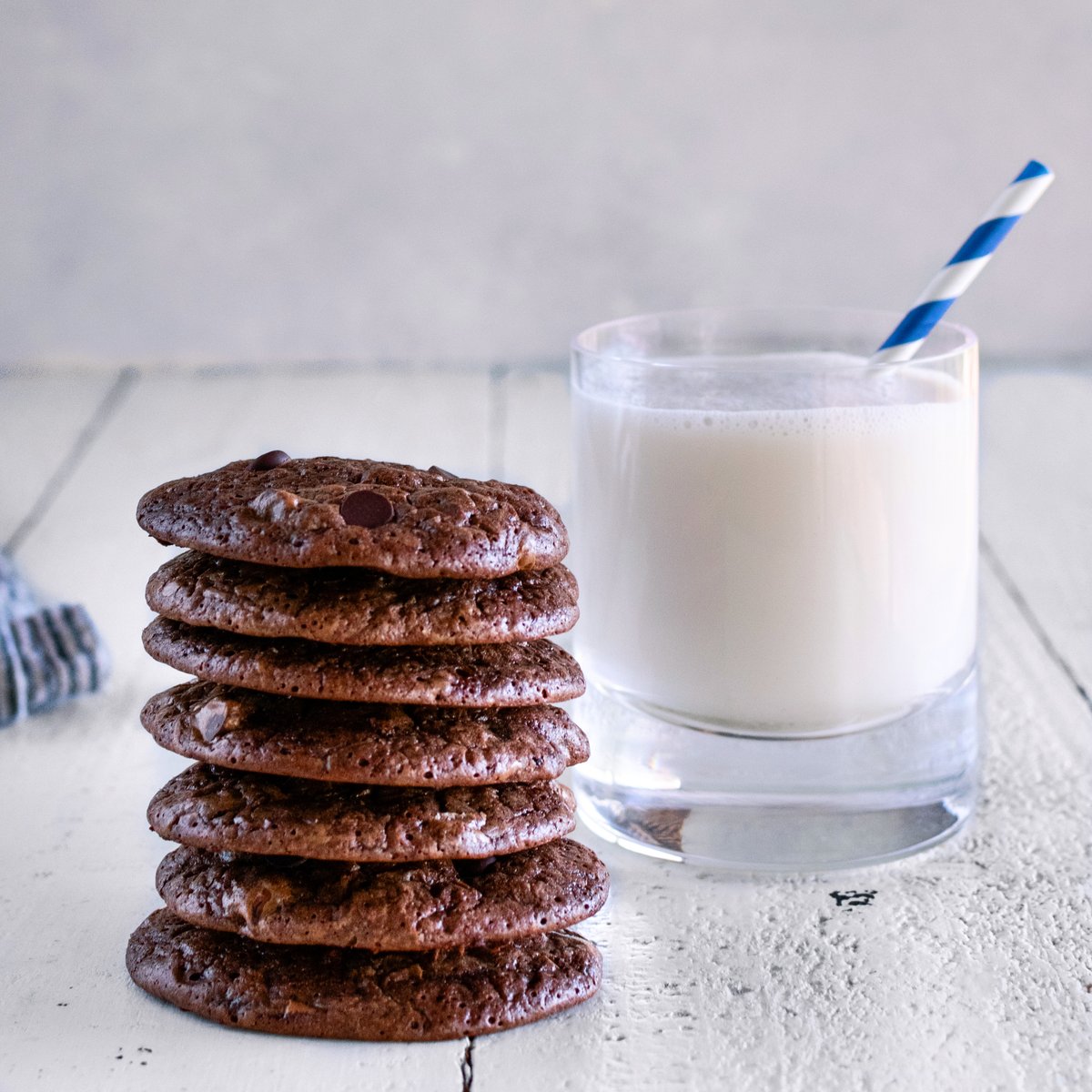 husbandscook's tweet photo. New Recipe! Triple Chocolate Fudge Brownie Cookies. The name says it all. Thoughtfully made with three kinds of chocolate, these ultra fudgy treats also have a hint of coffee flavor and are speckled with chocolate chips for a subtle crunch. Recipe at https://t.co/8GljBK8rAJ https://t.co/2014AOEdaY