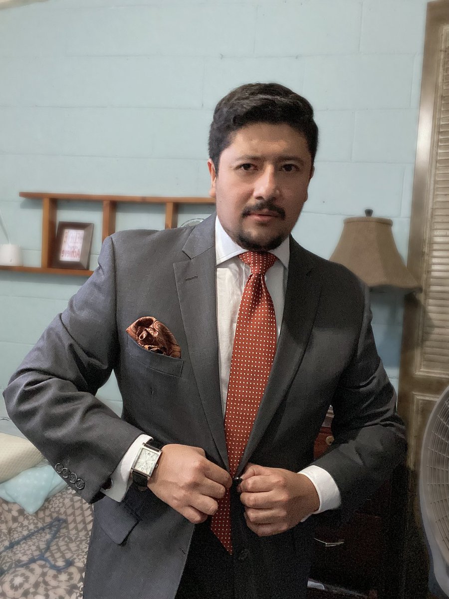 josecharo's tweet photo. Vaya cara #wearatie #suit #suitandtie #suitedup #suits #Gentleman #gentlemen #menwithsuit #SuitGuy #pittihumo #suitstyle https://t.co/jZtCCpDveQ