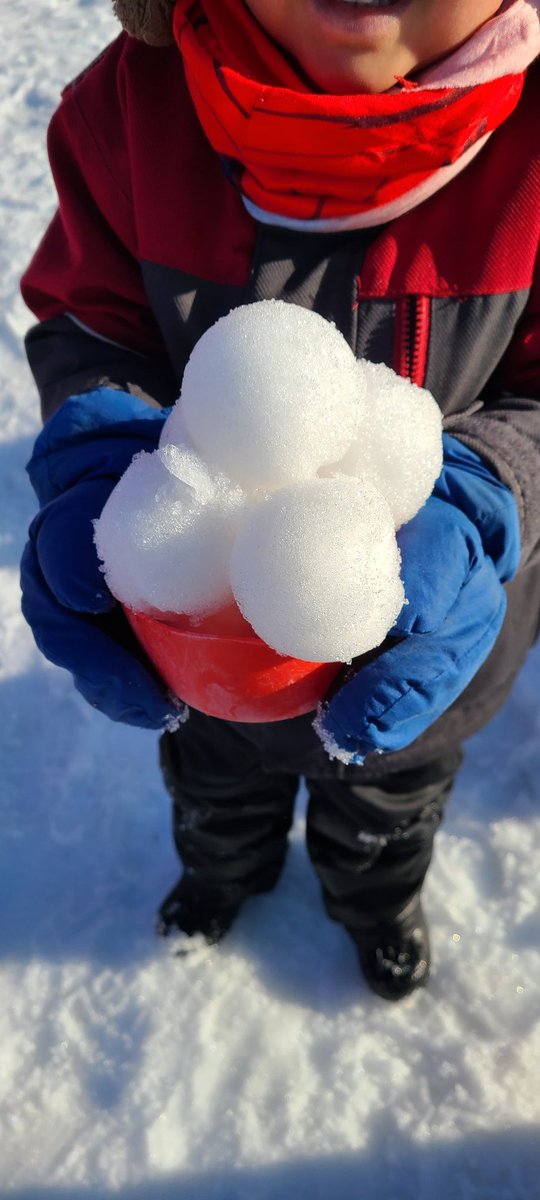 fgnazeda's tweet photo. It's all about building with snowballs today!❄ @KanataHighlands EDP
@OCDSB
#constructiveplay #outdoorfun #howdoeslearninghappen https://t.co/Pnb9h2Qike