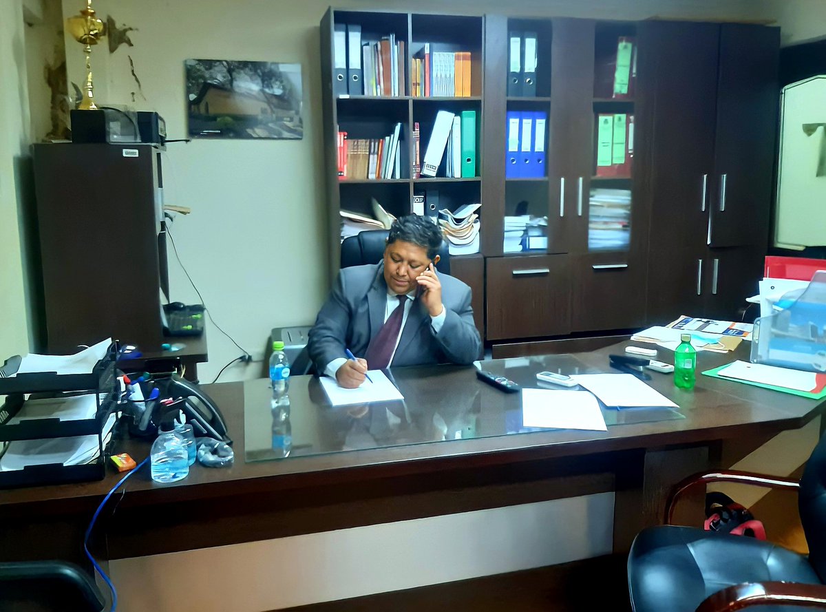 JoseMariaLeyes's tweet photo. El Dr. Edwin Paredes, nuestro nuevo Secretario General del @gam_cochabamba ya se encuentra trabajando en su oficina. Éxitos en sus nuevas funciones! https://t.co/7cVf1ow9kt