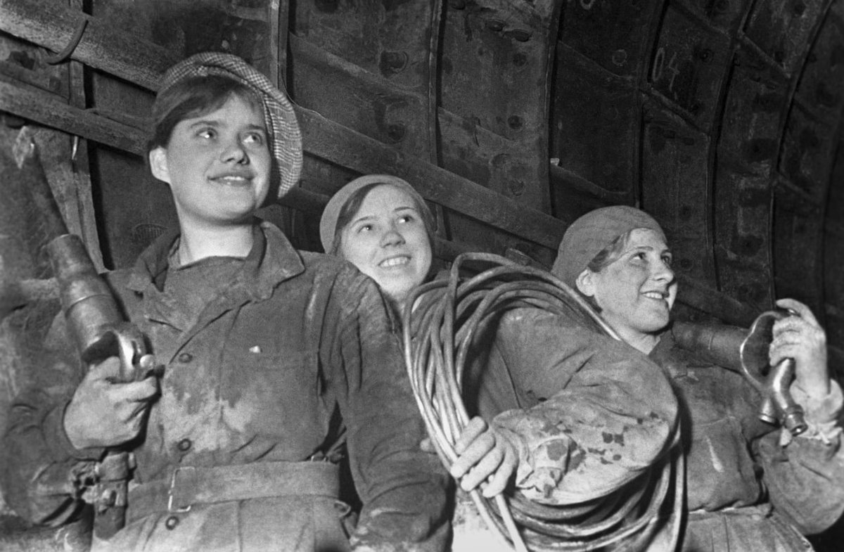 Уже десятилетия не вижу в журналах и на экране образы работающего человека. 

Всё какие-то артисты, спортсмены, слащавые певцы и сраные блогеры...