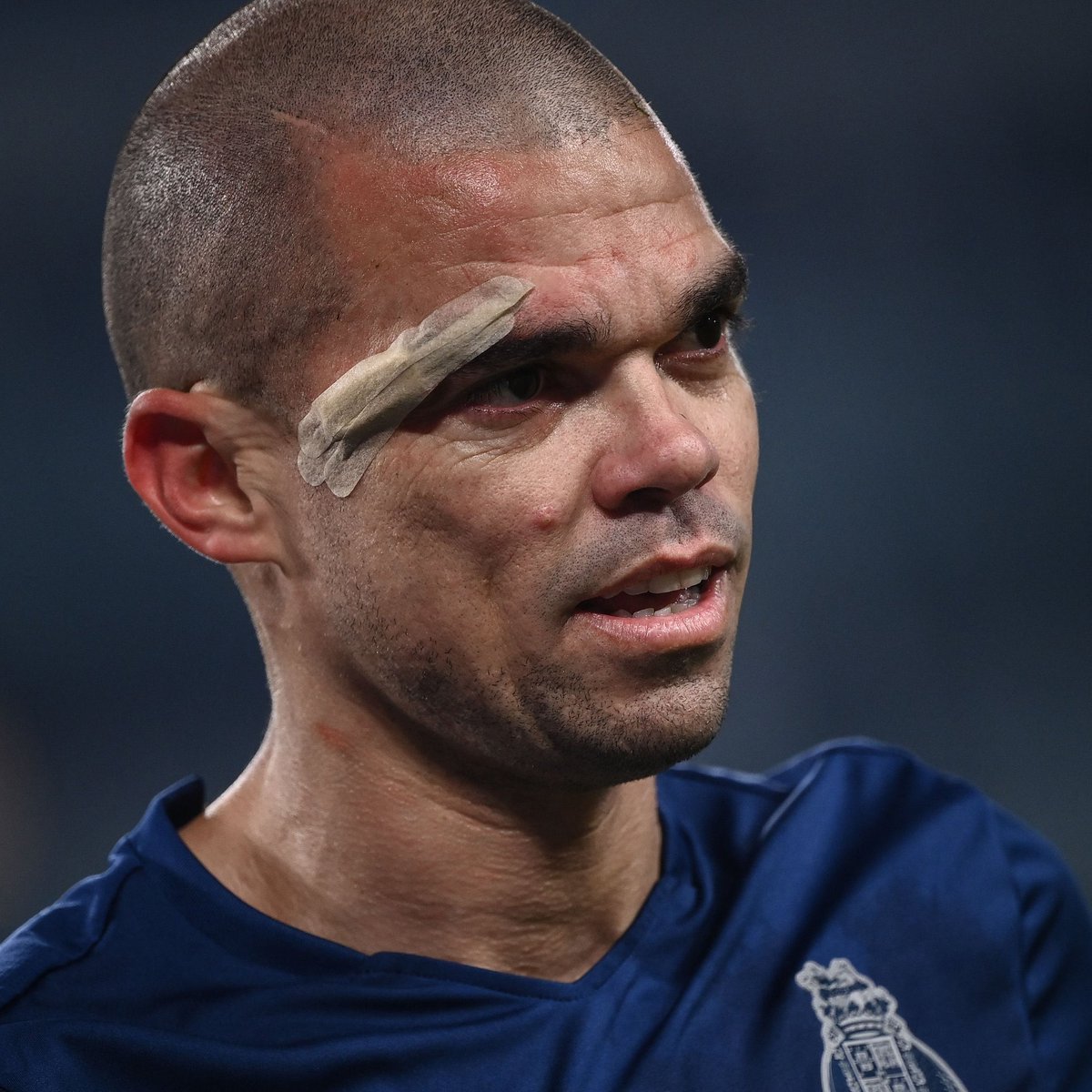 Manuctn10's tweet photo. Respectez ce bonhomme de 38 ans il fume tout vos défenseurs https://t.co/wRr7rSu49i