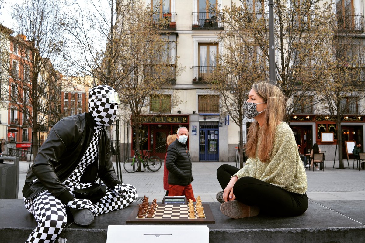 🥊♟️ F U I Retada a jugar una partida de 3 minutos finish contra Rey Enigma  en mitad de la plaza de Ópera...🌟❕

👉 Si ganaba me llevaba 100€...

📢 El desenlace...PRÓXIMAMENTE 😂! 

🌷

#chess #ajedrez #reyenigma #Madrid #Ajedrez