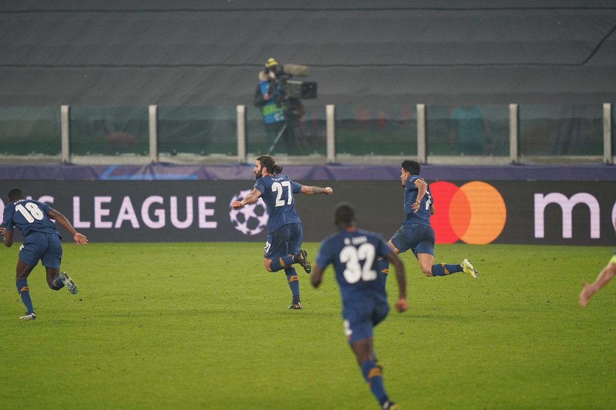 FCPorto's tweet photo. 🔁RT se correste pela casa toda neste momento

#FCPorto #JUVEFCP #UCL https://t.co/m7xW0IeLwT