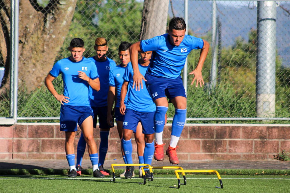 LaSelecta_SLV's tweet photo. #SelecciónPreolímpica |📸🇸🇻| Enfocados en el objetivo lo dirigidos por @hugoperez_07 trabajan esta tarde con la mirada puesta en Guadalajara.
#ElSalvador #SelectaSub23 https://t.co/e5v9wTBRFw