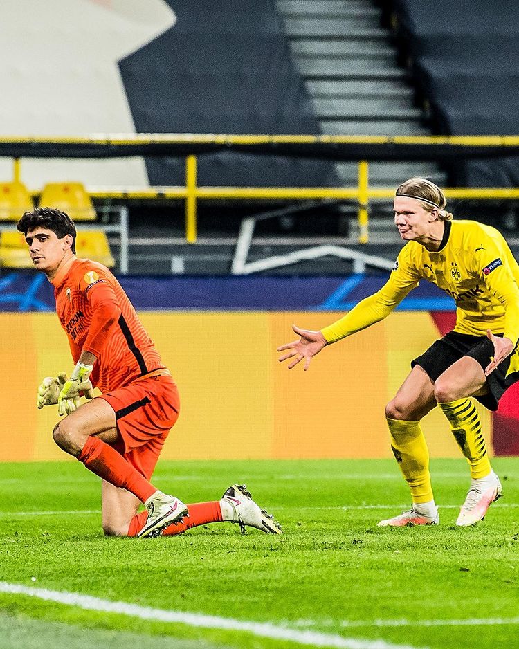 433's tweet image. Haaland &amp;amp; Bounou: A Short Story 📖⁣⁣⁣
⁣⁣⁣
- Bounou taunts Haaland for saving his penalty 👻⁣⁣⁣
⁣
- Haaland gets his revenge as penalty is retaken 😜⁣⁣⁣
⁣
- Nothing but respect at the full-time whistle 🤝