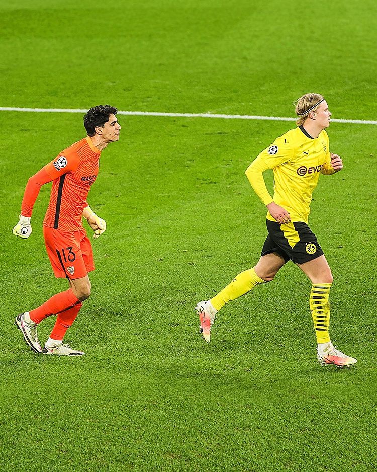 433's tweet image. Haaland &amp;amp; Bounou: A Short Story 📖⁣⁣⁣
⁣⁣⁣
- Bounou taunts Haaland for saving his penalty 👻⁣⁣⁣
⁣
- Haaland gets his revenge as penalty is retaken 😜⁣⁣⁣
⁣
- Nothing but respect at the full-time whistle 🤝