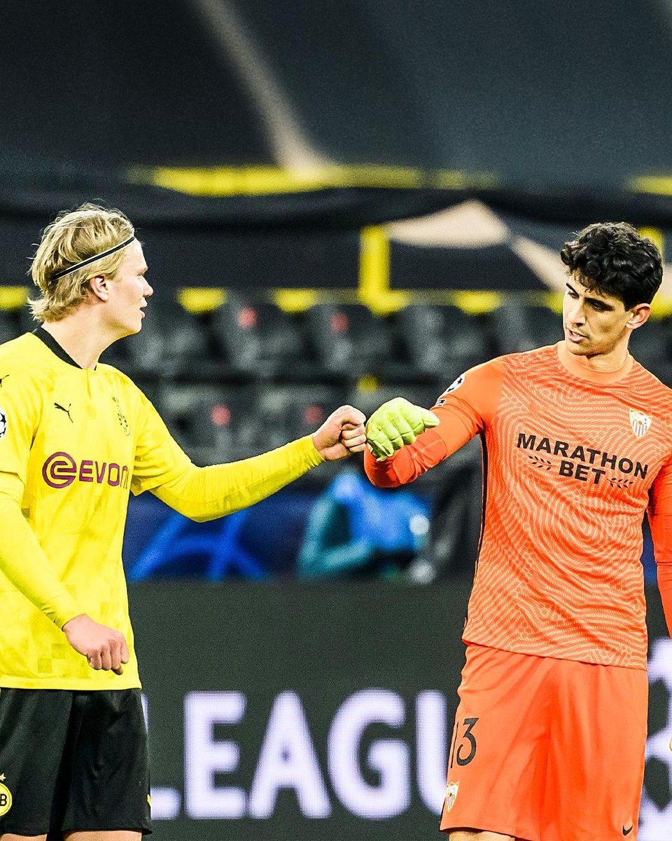 433's tweet image. Haaland &amp;amp; Bounou: A Short Story 📖⁣⁣⁣
⁣⁣⁣
- Bounou taunts Haaland for saving his penalty 👻⁣⁣⁣
⁣
- Haaland gets his revenge as penalty is retaken 😜⁣⁣⁣
⁣
- Nothing but respect at the full-time whistle 🤝