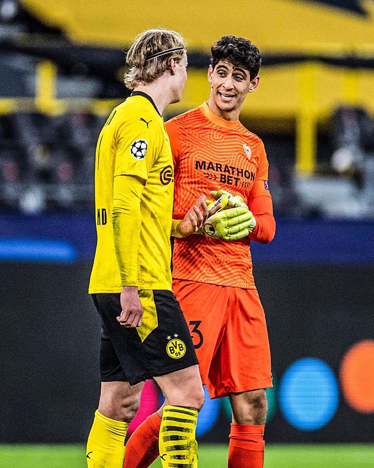 433's tweet image. Haaland &amp;amp; Bounou: A Short Story 📖⁣⁣⁣
⁣⁣⁣
- Bounou taunts Haaland for saving his penalty 👻⁣⁣⁣
⁣
- Haaland gets his revenge as penalty is retaken 😜⁣⁣⁣
⁣
- Nothing but respect at the full-time whistle 🤝