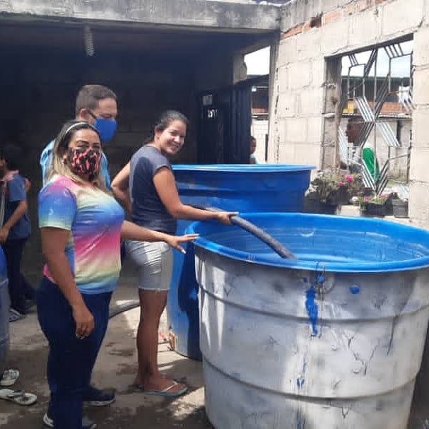 #9Mar, en la comunidad de Ríos de Aguas Vivas se hizo la distribución de agua potable donde se beneficiaron más de 60 familias, gracias a la alcaldesa @johanitakenpo y al plan de autogobierno comunal #YodefiendoHaciendo. #JuntosConstruimosFuturo 
#UnionBolivariana