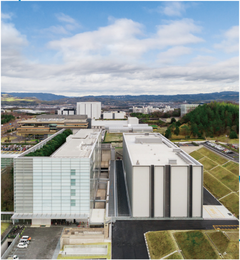 NDLJP_en's tweet photo. How is the new Kansai-kan Storage Annex designed for long-term preservation of library materials? Find out about the features of the building at this article. #Library #LibraryPreservation https://t.co/uObVk6AKx7 https://t.co/0CDWUHEKiG
