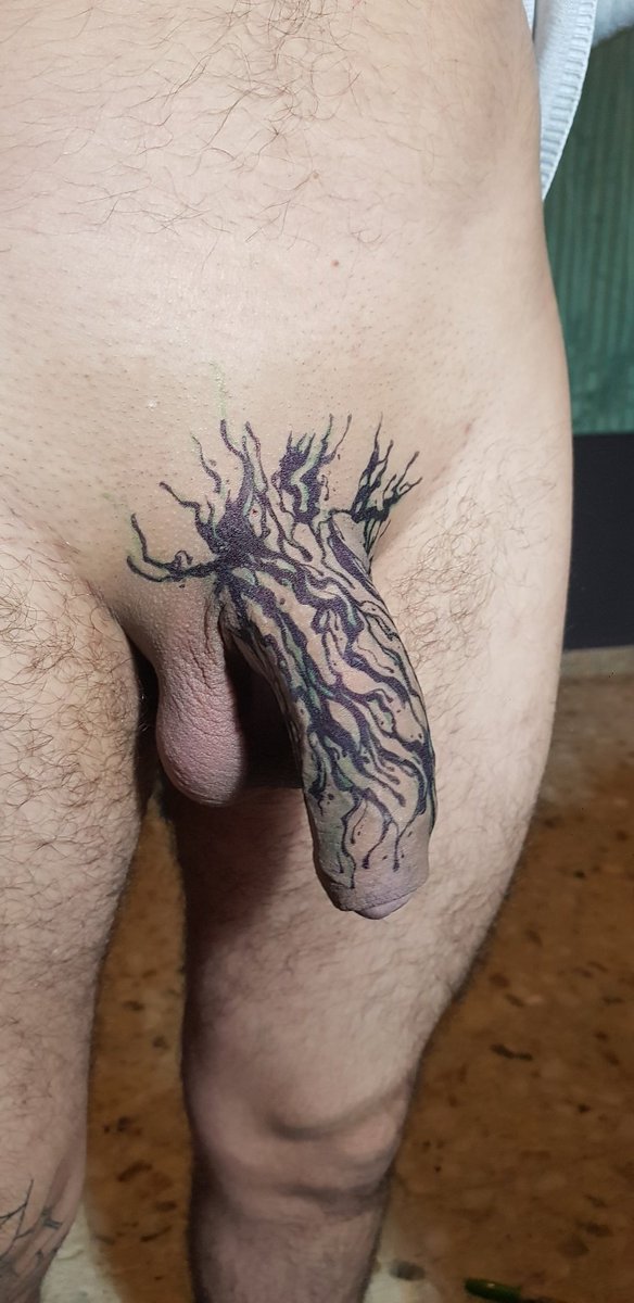 _rappscallion's tweet photo. Este morro buga se jalo con unas manchas en la verga. Este es solo el diseño en pluma antes de ser tatuado. Se tomó una viagra para que se mantuviera dura y la verdad si hizo el paro.
#tattooedpenis #tattooedcock #tatooeddicks #tattoedgenitals #penestatuados #genitalestatuadas https://t.co/QdBNdYIi7O