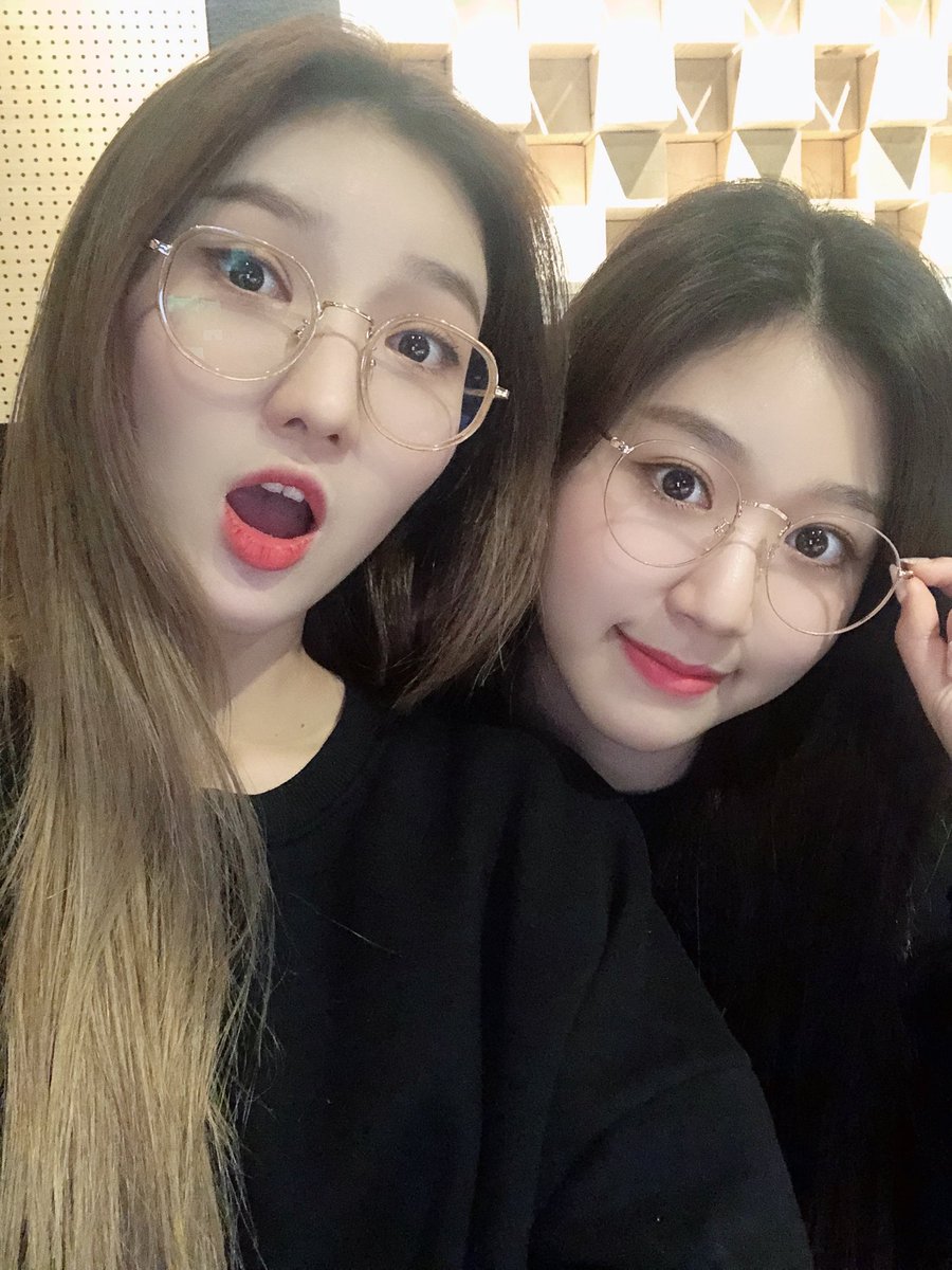 blingbling_new's tweet photo. [#최지은]
안경쓴 지은이🤓 유빈이🤓 https://t.co/7lmvfyw6bU